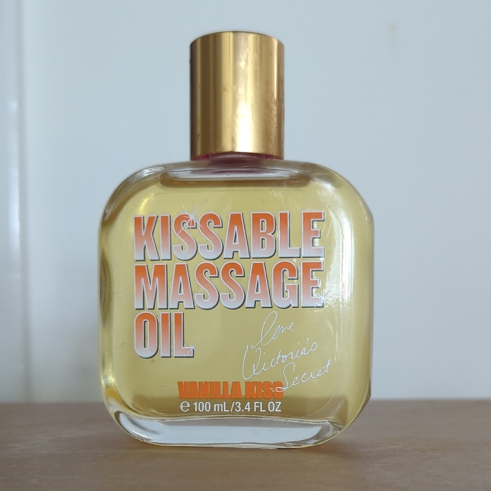 🆕 Rare Victoria's Secret Kissable Massage Oil - Vanilla Kiss